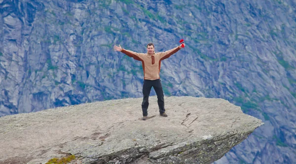 Una imagen vibrante del famoso lugar de senderismo noruego - trolltunga, la lengua trolls, roca skjegedall, con un turista, y el lago ringedalsvatnet y paisajes panorámicos de montaña vista épica, Noruega — Foto de Stock