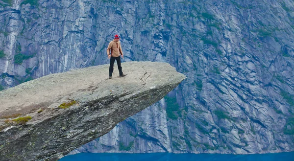 Un quadro vibrante di famoso luogo escursionistico norvegese trolltunga, la lingua troll, skjegedall roccia, con un turista, e lago ringedalsvatnet e paesaggio panoramico di montagna vista epica, Norvegia — Foto Stock