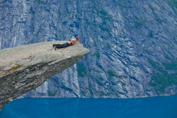 Un quadro vibrante di famoso luogo escursionistico norvegese trolltunga, la lingua troll, skjegedall roccia, con un turista, e lago ringedalsvatnet e paesaggio panoramico di montagna vista epica, Norvegia — Foto Stock