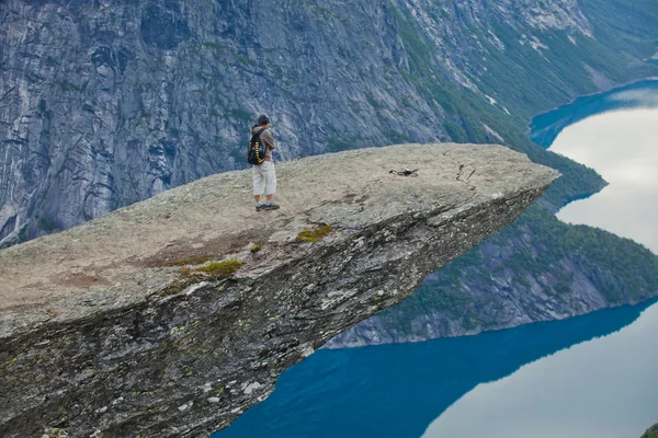 Яскраві зображення знаменитих Норвезька туристичних місце - язик троля, тролі язика, skjegedall рок, з турист і ringedalsvatnet озеро і гору панорамних пейзажів епічної подання, Норвегія — стокове фото
