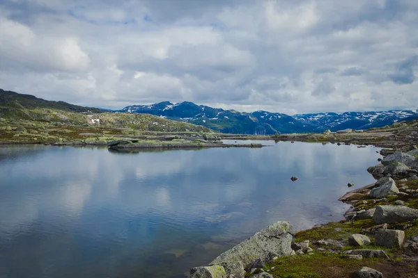Beautiful norwegian landscape with mountains on the the way to trolltunga — Stock Photo, Image