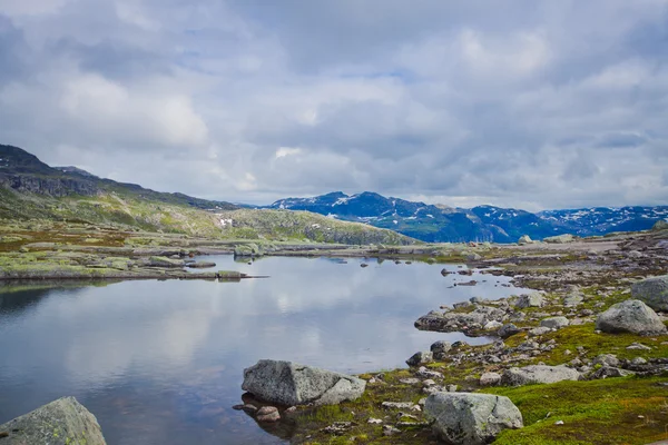 Beautiful norwegian landscape with mountains on the way to trolltunga — стоковое фото