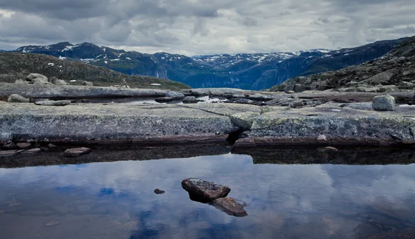 Bela paisagem norwegian com montanhas a caminho de trolltunga — Fotografia de Stock