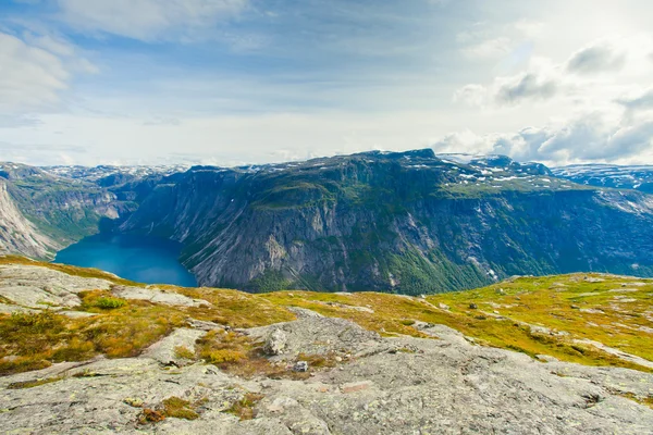 Güzel norwegian yatay, dağlardaki trolltunga giden yol — Stok fotoğraf