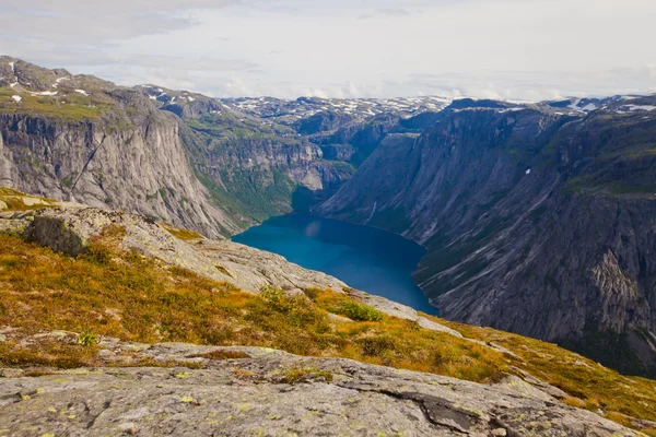 Hermoso paisaje noruego con montañas en el camino a la trolltunga — Foto de Stock