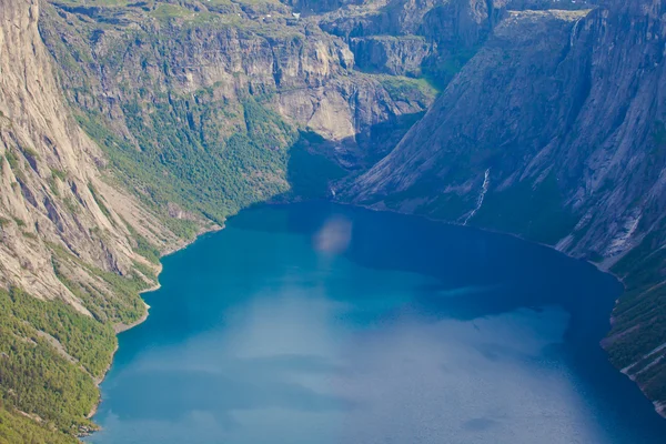 Bela paisagem norwegian com montanhas a caminho de trolltunga — Fotografia de Stock