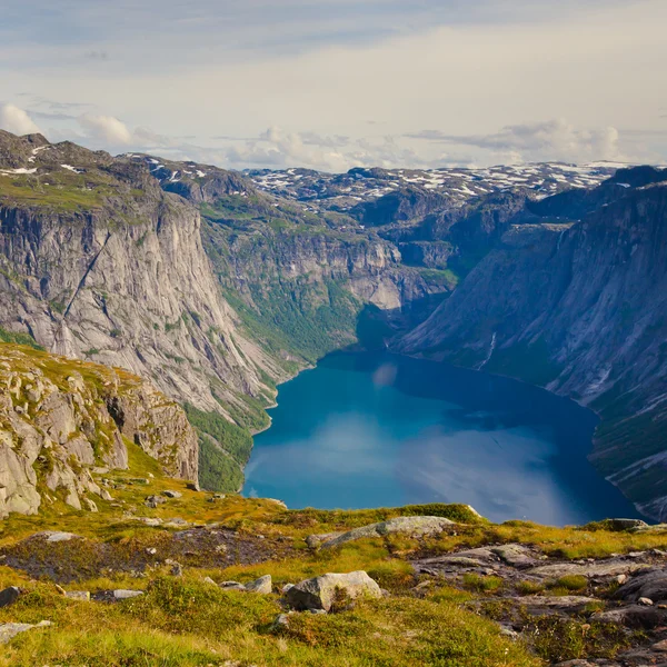 Beautiful norwegian landscape with mountains on the way to trolltunga — стоковое фото