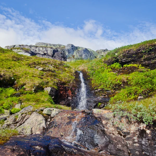 Beautiful norwegian landscape with mountains on the way to trolltunga — стоковое фото