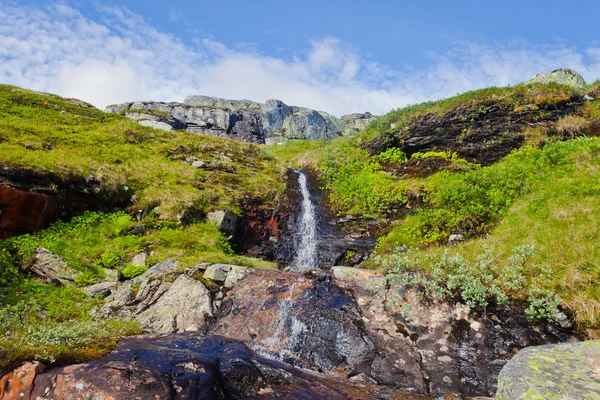 Beautiful norwegian landscape with mountains on the way to trolltunga — стоковое фото