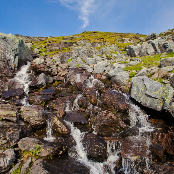 Hermoso paisaje noruego con montañas en el camino a la trolltunga —  Fotos de Stock