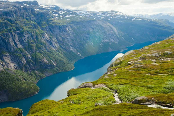 Islandshästar på en äng nära vackra landskapet i en berömda turist plats - sjön Myvatn på Island i norr — Stockfoto