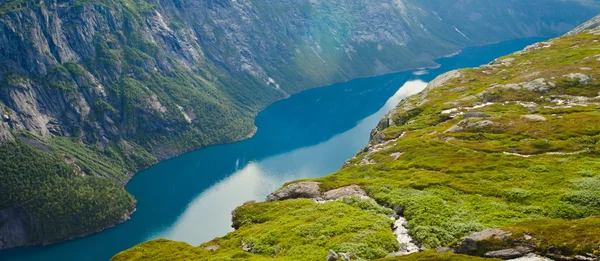 Islandští koně na louce nedaleko krásné krajiny známé turistické místo - jezero Myvatn na Islandu na severu — Stock fotografie