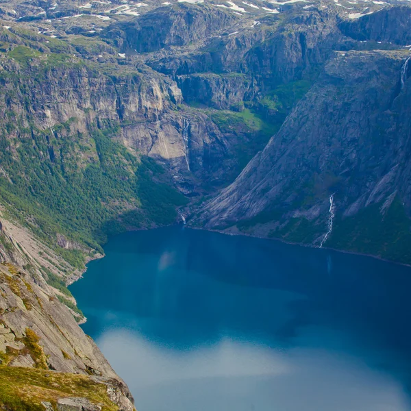 Islandpferde auf einer Weide in der Nähe der schönen Landschaft eines berühmten Touristenortes - Myvatn-See in Island im Norden — Stockfoto