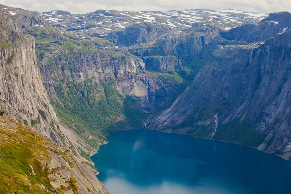 Cavalli islandesi su un prato vicino al bellissimo paesaggio di un famoso luogo turistico - lago Myvatn in Islanda nel nord — Foto Stock