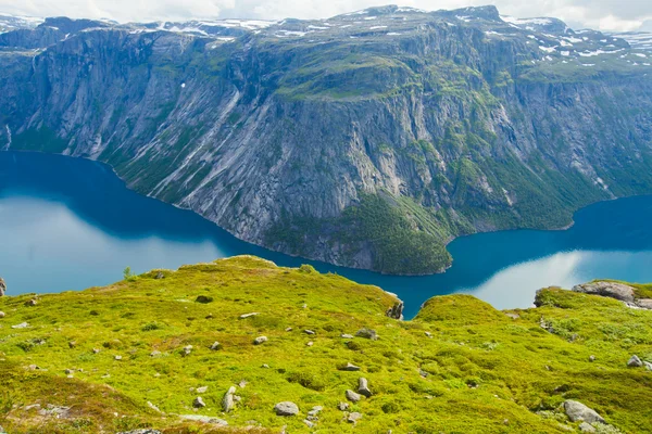 Chevaux islandais sur une prairie près d'un beau paysage d'un lieu touristique célèbre - lac Myvatn en Islande dans le nord — Photo