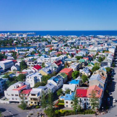 Güzel süper geniş açı havadan görünümü Reykjavik, İzlanda'nın liman ve manzarası dağlar ve şehrin ötesinde gözlem tanımlıkHallgrimskirkja katedral Kulesi gördün.