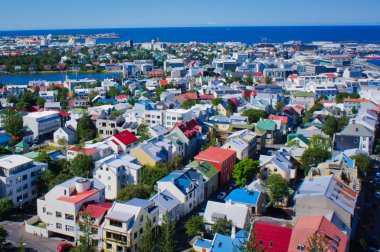 Güzel süper geniş açı havadan görünümü Reykjavik, İzlanda'nın liman ve manzarası dağlar ve şehrin ötesinde gözlem tanımlıkHallgrimskirkja katedral Kulesi gördün.