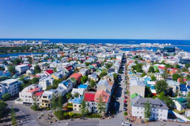 Güzel süper geniş açı havadan görünümü Reykjavik, İzlanda'nın liman ve manzarası dağlar ve şehrin ötesinde gözlem tanımlıkHallgrimskirkja katedral Kulesi gördün.