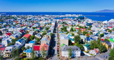 Güzel süper geniş açı havadan görünümü Reykjavik, İzlanda'nın liman ve manzarası dağlar ve şehrin ötesinde gözlem tanımlıkHallgrimskirkja katedral Kulesi gördün.