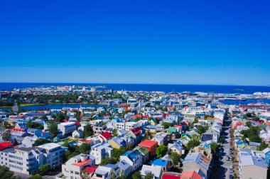 Güzel süper geniş açı havadan görünümü Reykjavik, İzlanda'nın liman ve manzarası dağlar ve şehrin ötesinde gözlem tanımlıkHallgrimskirkja katedral Kulesi gördün.