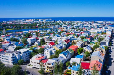 Güzel süper geniş açı havadan görünümü Reykjavik, İzlanda'nın liman ve manzarası dağlar ve şehrin ötesinde gözlem tanımlıkHallgrimskirkja katedral Kulesi gördün.