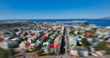 Güzel süper geniş açı havadan görünümü Reykjavik, İzlanda'nın liman ve manzarası dağlar ve şehrin ötesinde gözlem tanımlıkHallgrimskirkja katedral Kulesi gördün.