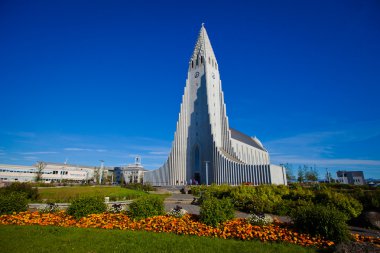 Güzel süper geniş açı havadan görünümü Reykjavik, İzlanda'nın liman ve manzarası dağlar ve şehrin ötesinde gözlem tanımlıkHallgrimskirkja katedral Kulesi gördün.
