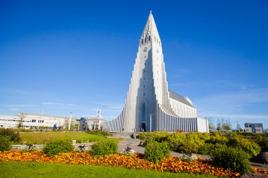 Güzel süper geniş açı havadan görünümü Reykjavik, İzlanda'nın liman ve manzarası dağlar ve şehrin ötesinde gözlem tanımlıkHallgrimskirkja katedral Kulesi gördün.