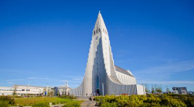 Güzel süper geniş açı havadan görünümü Reykjavik, İzlanda'nın liman ve manzarası dağlar ve şehrin ötesinde gözlem tanımlıkHallgrimskirkja katedral Kulesi gördün.