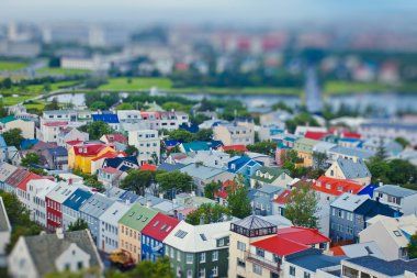 Güzel süper geniş açı havadan görünümü Reykjavik, İzlanda'nın liman ve manzarası dağlar ve şehrin ötesinde gözlem tanımlıkHallgrimskirkja katedral Kulesi gördün.