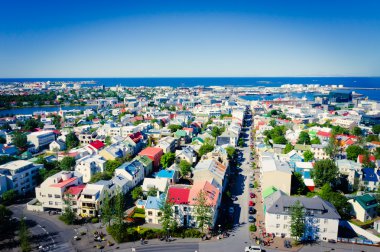 Güzel süper geniş açı havadan görünümü Reykjavik, İzlanda'nın liman ve manzarası dağlar ve şehrin ötesinde gözlem tanımlıkHallgrimskirkja katedral Kulesi gördün.