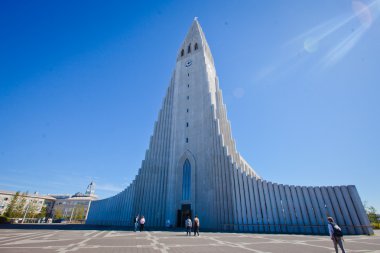 Güzel süper geniş açı havadan görünümü Reykjavik, İzlanda'nın liman ve manzarası dağlar ve şehrin ötesinde gözlem tanımlıkHallgrimskirkja katedral Kulesi gördün.