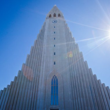 Güzel süper geniş açı havadan görünümü Reykjavik, İzlanda'nın liman ve manzarası dağlar ve şehrin ötesinde gözlem tanımlıkHallgrimskirkja katedral Kulesi gördün.