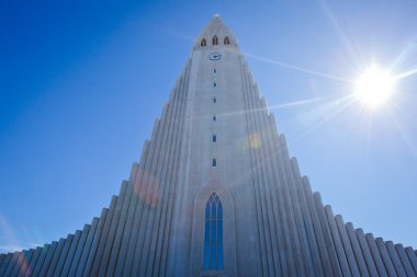 Güzel süper geniş açı havadan görünümü Reykjavik, İzlanda'nın liman ve manzarası dağlar ve şehrin ötesinde gözlem tanımlıkHallgrimskirkja katedral Kulesi gördün.