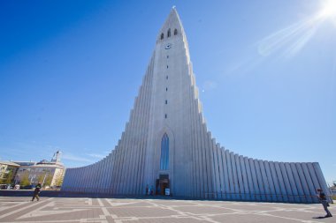 Güzel süper geniş açı havadan görünümü Reykjavik, İzlanda'nın liman ve manzarası dağlar ve şehrin ötesinde gözlem tanımlıkHallgrimskirkja katedral Kulesi gördün.