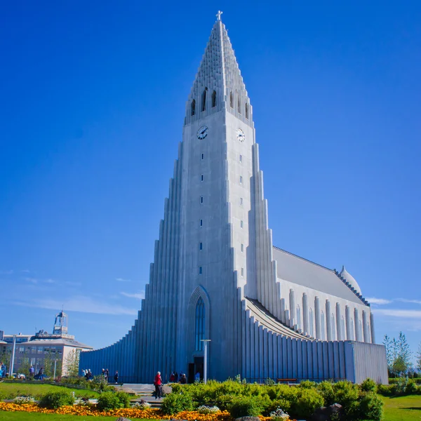 Супер-широкоугольный вид с воздуха на Рейкьявик, Исландию с портовыми и горизонтальными горами и пейзажем за городом, который виден с обзорной башни Hallgrimskja Cathedral . — стоковое фото
