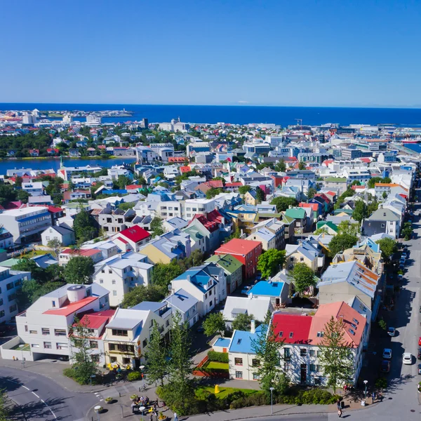 Bela vista aérea super grande angular de Reykjavik, Islândia com porto e skyline montanhas e paisagens além da cidade, vista da torre de observação da Catedral de Hallgrimskirkja . — Fotografia de Stock