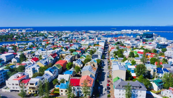 Güzel süper geniş açı havadan görünümü Reykjavik, İzlanda'nın liman ve manzarası dağlar ve şehrin ötesinde gözlem tanımlıkHallgrimskirkja katedral Kulesi gördün. — Stok fotoğraf