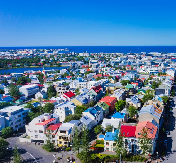 Gyönyörű szuper nagy látószögű légi felvétel a Reykjavik, Izland-kikötő és a skyline a hegyek és a táj túl a város látható a megfigyelő torony a Hallgrimskirkja székesegyház. — Stock Fotó