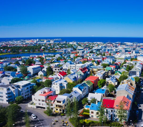 Güzel süper geniş açı havadan görünümü Reykjavik, İzlanda'nın liman ve manzarası dağlar ve şehrin ötesinde gözlem tanımlıkHallgrimskirkja katedral Kulesi gördün. — Stok fotoğraf