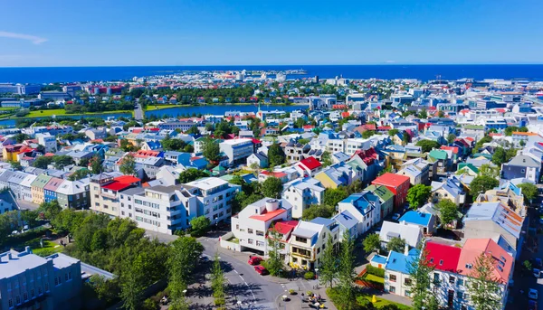 Bella vista aerea super grandangolare di Reykjavik, Islanda con montagne portuali e skyline e paesaggi oltre la città, visto dalla torre di osservazione della Cattedrale di Hallgrimskirkja . — Foto Stock