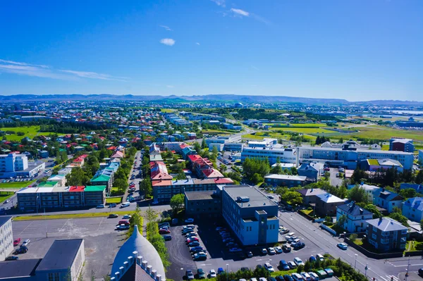 Mooie super groothoek luchtfoto van Reykjavik, IJsland met de haven en de skyline van bergen en het landschap buiten de stad, gezien vanaf de observatie toren Hallgrimskirkja kathedraal. — Stockfoto