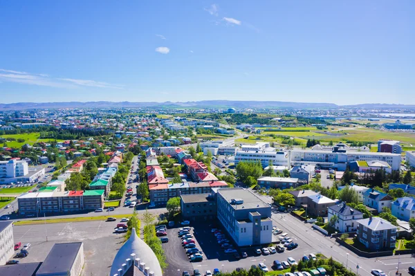 Bela vista aérea super grande angular de Reykjavik, Islândia com porto e skyline montanhas e paisagens além da cidade, vista da torre de observação da Catedral de Hallgrimskirkja . — Fotografia de Stock