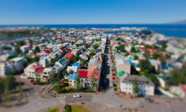 Hermosa vista aérea super gran angular de Reykjavik, Islandia, con el puerto y el horizonte montañas y paisajes más allá de la ciudad, visto desde la torre de observación de la catedral de Hallgrimskirkja . —  Fotos de Stock