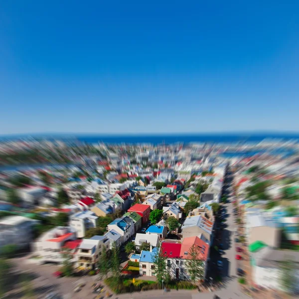 Wunderschöne Super-Weitwinkel-Luftaufnahme von Reykjavik, Island mit Hafen und Skyline Berge und Landschaft außerhalb der Stadt, vom Aussichtsturm der Hallgrimskirkja Kathedrale aus gesehen. — Stockfoto