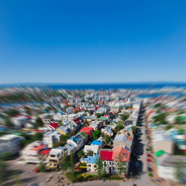 Güzel süper geniş açı havadan görünümü Reykjavik, İzlanda'nın liman ve manzarası dağlar ve şehrin ötesinde gözlem tanımlıkHallgrimskirkja katedral Kulesi gördün. — Stok fotoğraf