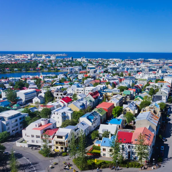 Bella vista aerea super grandangolare di Reykjavik, Islanda con montagne portuali e skyline e paesaggi oltre la città, visto dalla torre di osservazione della Cattedrale di Hallgrimskirkja . — Foto Stock