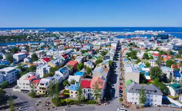 Bella vista aerea super grandangolare di Reykjavik, Islanda con montagne portuali e skyline e paesaggi oltre la città, visto dalla torre di osservazione della Cattedrale di Hallgrimskirkja . — Foto Stock