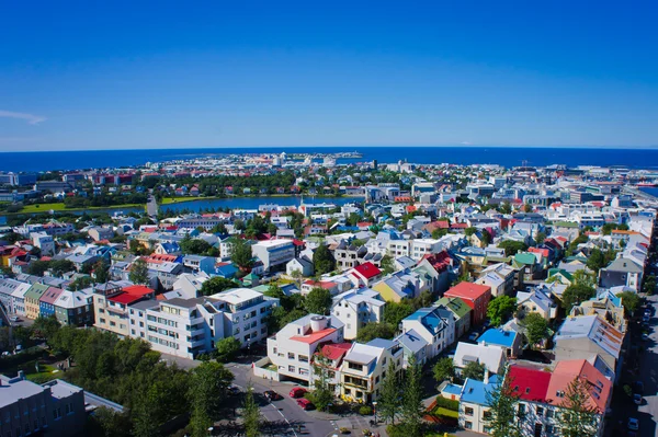 Güzel süper geniş açı havadan görünümü Reykjavik, İzlanda'nın liman ve manzarası dağlar ve şehrin ötesinde gözlem tanımlıkHallgrimskirkja katedral Kulesi gördün. — Stok fotoğraf