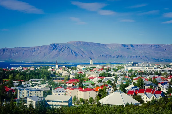 Gyönyörű szuper nagy látószögű légi felvétel a Reykjavik, Izland-kikötő és a skyline a hegyek és a táj túl a város látható a megfigyelő torony a Hallgrimskirkja székesegyház. — Stock Fotó